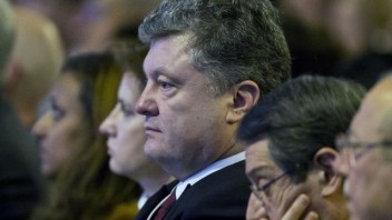 Porošenko môže prísť o majetok. Kyjevský súd nariadil jeho imanie zabaviť