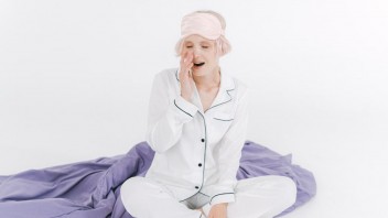 Aké benefity majú očné látkové masky na spanie? Hlbší spánok aj menej vrások