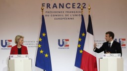 Von der Leyenová a Macron pripomínajú nevyhnutnosť reformy schengenského priestoru