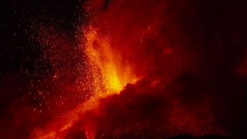 Najvyššia sopka na Galapágach vybuchla. Vulkán Wolf chrlí lávu a popol