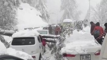 Silné sneženie v Pakistane si vyžiadalo niekoľko obetí. Pomôcť musela aj armáda