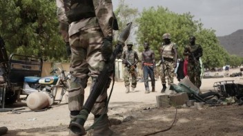 Masoví vrahovia v Nigérii zabili už viac ako 140 civilistov, prezident útoky odsúdil