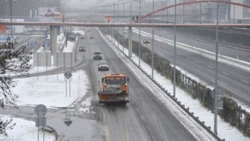 Aj Bratislava sa dočkala bielej pokrývky. V pondelok ráno bolo v meste viac snehu ako v Oravskej Lesnej