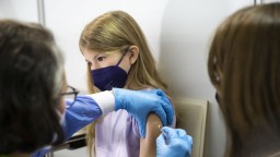 Deti začnú očkovať neskôr. Holandsko nezakúpilo vakcíny včas