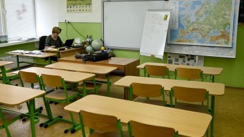 Prezenčné vyučovanie v základnej škole vo Veľkom Krtíši prerušili. Učiteľka bola pozitívne testovaná