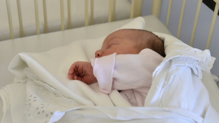 Najmenšie deti posiela omikron do nemocníc častejšie, zistili v Británii