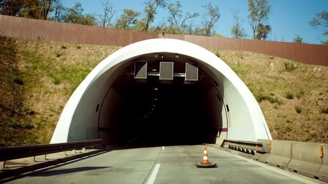Polícia upozorňuje vodičov na obmedzenia, dôvodom je servisná uzávera tunela Sitina