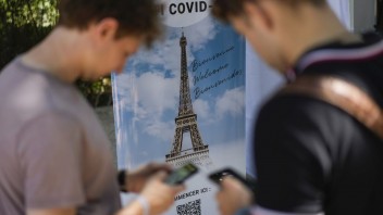 Francúzsky parlament schválil zavedenie očkovacieho preukazu. Neočkovaní už majú prístup na väčšinu miest zakázaný