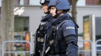 Rakúska polícia postrelila v Salzburgu muža zo Somálska. Ten mal bez dôvodu zaútočiť nožom na suseda