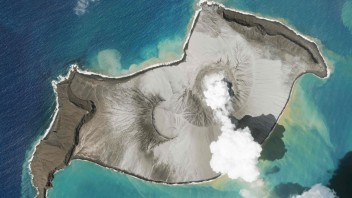 Po výbuchu podmorskej sopky utrpel ostrovný štát Tonga katastrofické škody