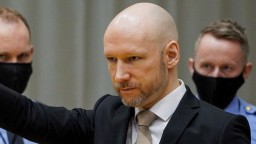 Breivik žiada o predčasné prepustenie. Nacistickým pozdravom dokázal, že sa nezmenil