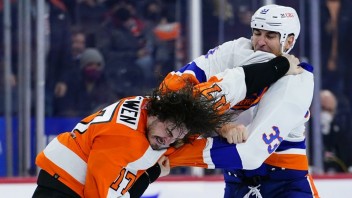 NHL: Chára vyslal dve strely na bránku a dostal trest za bitku, New Yorku Islanders zvíťazili