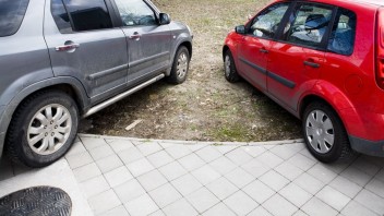 Parkovanie na chodníkoch by malo skončiť v marci. Bratislava však žiada odklad