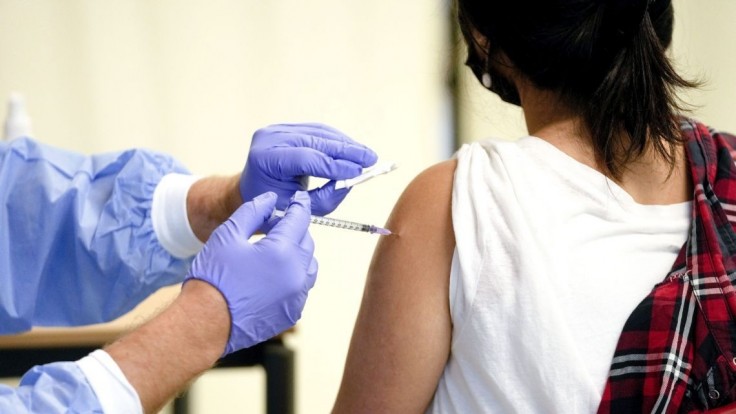 Očkovanie proti koronavírusu v Česku nebude povinné, oznámil premiér Fiala