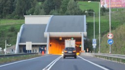 Tunel Branisko je pre odstraňovanie následkov nehody neprejazdný, informuje polícia