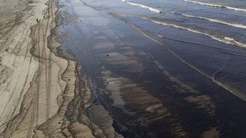 FOTO: Peru vyhlásilo stav environmentálnej núdze, ropou je znečistených 21 pláží