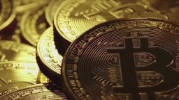 Bitcoin zažíva ťažké obdobie. Po prepade amerických akcií sa prudko oslabil