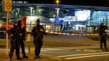 Holandská polícia našla v nákladnom lietadle z Juhoafrickej republiky čierneho pasažiera
