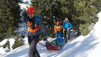 Záchranári pomáhali lyžiarovi pod Orlovou, pri páde si zranil chrbticu a panvu