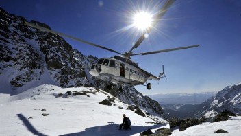 Leteckí záchranári pomáhali v teréne dvom lyžiarom a jednému turistovi