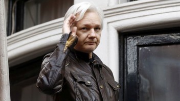 Assangeovi hrozí vydanie do USA. Voči rozhodnutiu sa môže odvolať na najvyššom súde