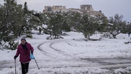 FOTO: Silné sneženie spôsobilo problémy aj v Grécku. Na záchranu ľudí museli použiť armádu