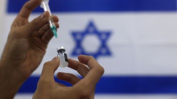 Izraelskí odborníci odporučili štvrtú dávku vakcíny pre všetkých nad 18 rokov