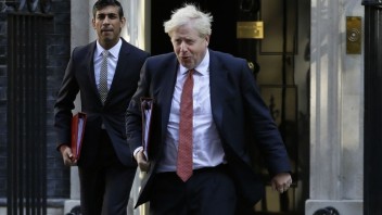 Bujaré večierky v sídle britského premiéra počas tvrdého lockdownu už začala vyšetrovať aj londýnska polícia