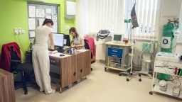 Zdravotníci môžu počas pandémie naďalej pracovať aj s pozitívnym testom