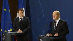 Macron a Scholz varovali Rusko pred napadnutím Ukrajiny. Zdôraznili, že sú jednotní v otázke deeskalácie konfliktu