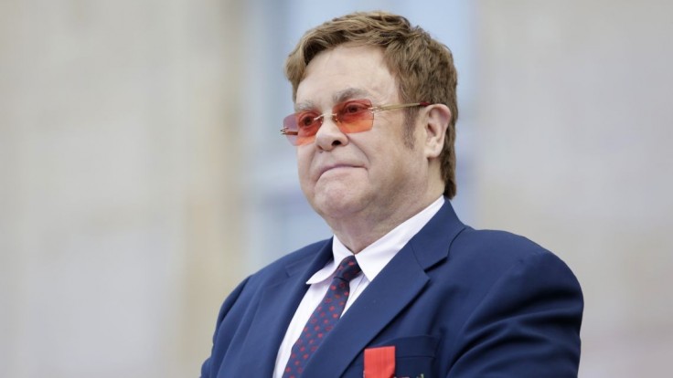Elton John sa nakazil koronavírusom, odkladá pripravované koncerty