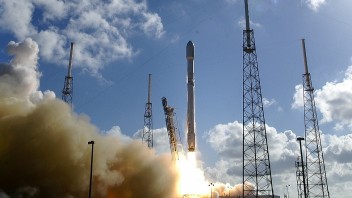 Spoločnosť SpaceX má problém. Ich nosnej rakete hrozí zrážka s Mesiacom
