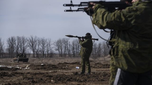 Moskva musí začať vyzbrojovať separatistov na Ukrajine, vyhlásil ruský zákonodarca