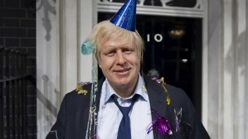 Johnson sa z funkcie premiéra Británie odstúpiť nechystá. Na vyšetrovaní večierkov však bude spolupracovať