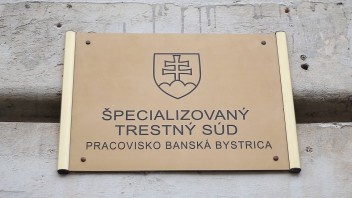 Špecializovaný trestný súd otvoril proces s ôsmimi obžalovanými zo zločineckej skupiny Sereďania