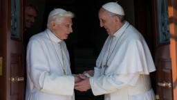 Vatikán v súvislosti so správou o sexuálnom zneužívaní obhajuje Benedikta XVI.