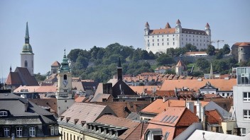 Bratislavský hrad bude nasvietený nápisom #WeRemember