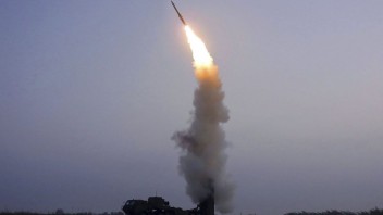 Severná Kórea otestovala rakety. Kim Čong-un ocenil skokový pokrok pri výrobe veľkých zbraní