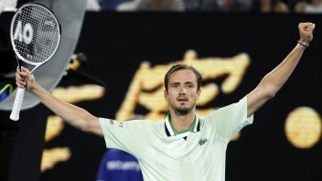 Nadal nastúpi vo finále dvojhry na Australian Open proti Medvedevovi. Ruský tenista zdolal Tsitsipasa