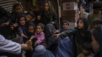Milióny Afgancov čelia extrémnemu hladu. Deťom utečencov sa snaží pomôcť aj Slovensko