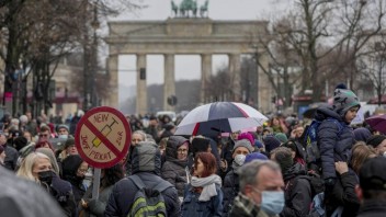 V Nemecku sa konali protipandemické demonštrácie. Vo viacerých mestách sa zišli tisíce ľudí