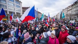 V Prahe demonštrovali tisíce ľudí proti povinnému očkovaniu a novému pandemickému zákonu