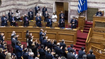 Grécka vláda ustála hlasovanie o vyslovení nedôvery, čelila mu pre nezvládnutie snehovej kalamity
