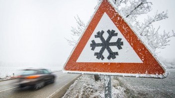 Na cestách si treba dať pozor na poľadovicu či snehové záveje, upozorňujú cestári