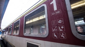 Železničná spoločnosť odriekla viacero vlakových spojení. Stanica v Petržalke má poruchu
