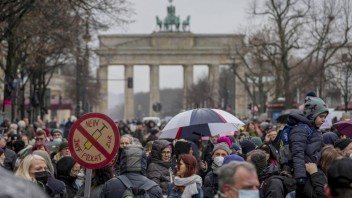 Tisíce ľudí v Nemecku znova demonštrovali proti pandemickým opatreniam