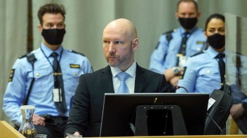 Breivikovu žiadosť zamietli. Podľa súdu existuje riziko, že by svoje činy zopakoval