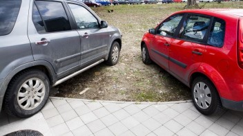 Bratislava požiadala o odklad novely o zákaze parkovania na chodníkoch. Vyžaduje si to viac času, uviedli