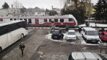 Na priecestí v Prievidzi sa vykoľajil vlak. Úsek môže byť neprejazdný niekoľko hodín