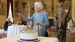 Britská kráľovná Alžbeta II. oslavuje 70 rokov na tróne. Je najdlhšie vládnucou panovníčkou na svete